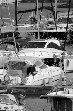 İtalya, Sicilya, Akdeniz, Marina di Ragusa (Ragusa Eyaleti); 13 Mayıs 2020, limandaki insanlar ve lüks yatlar - EDITORIAL