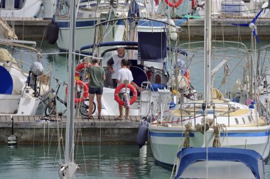 İtalya, Sicilya, Akdeniz, Marina di Ragusa (Ragusa Eyaleti); 14 Mayıs 2020, limandaki insanlar ve lüks yatlar - EDITORIAL