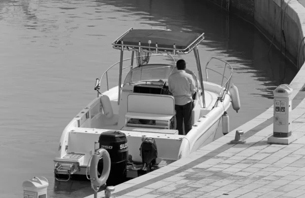Italien Sicilien Medelhavet Marina Ragusa Ragusaprovinsen Maj 2020 Man Motorbåt — Stockfoto