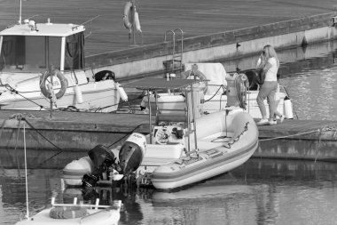 İtalya, Sicilya, Akdeniz, Marina di Ragusa; 15 Mayıs 2020, limanda motorlu tekneleri olan insanlar - EDITORIAL