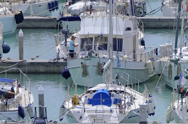 Italien Sicilien Medelhavet Marina Ragusa Ragusaprovinsen Maj 2020 Kvinna Lyxyacht — Stockfoto