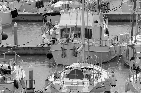イタリア シチリア島 地中海 マリーナ ラグーザ ラグーザ州 5月2020 ポート内の豪華なヨットの女性 編集部 — ストック写真