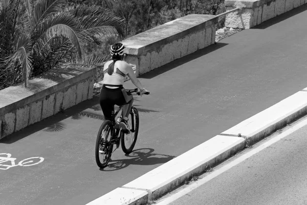 Italien Sizilien Marina Ragusa Provinz Ragusa Radfahrerin Auf Einem Radweg — Stockfoto