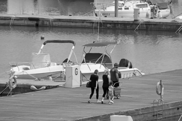 意大利 西西里 地中海 拉古萨港 拉古萨省 2020年5月17日 港口内的人员 汽艇和豪华游艇 Editorial — 图库照片