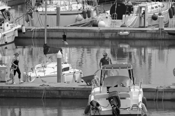 意大利 西西里 地中海 拉古萨港 拉古萨省 2020年5月17日 港口内的人员 汽艇和豪华游艇 Editorial — 图库照片
