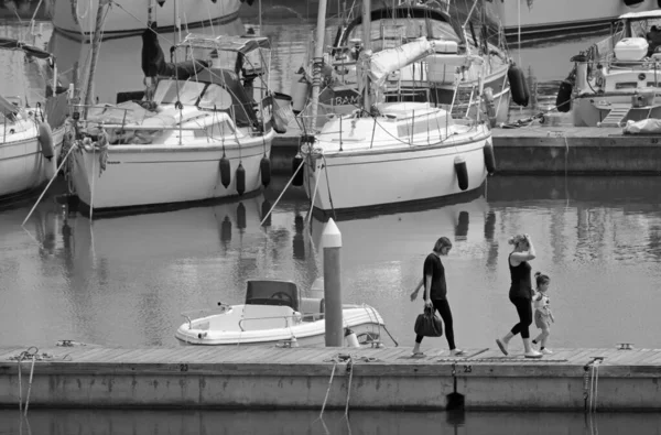 Italien Sicilien Medelhavet Marina Ragusa Ragusaprovinsen Maj 2020 Människor Motorbåtar — Stockfoto