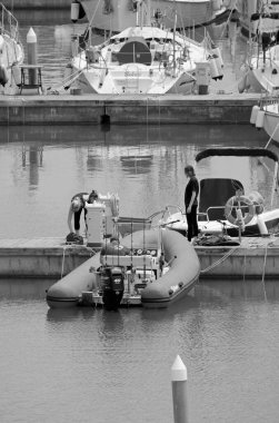 İtalya, Sicilya, Akdeniz, Marina di Ragusa (Ragusa Eyaleti); 17 Mayıs 2020, limandaki insanlar, motorlu tekneler ve lüks yatlar - EDITORIAL