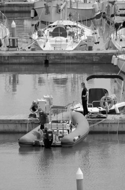 İtalya, Sicilya, Akdeniz, Marina di Ragusa (Ragusa Eyaleti); 17 Mayıs 2020, limandaki insanlar, motorlu tekneler ve lüks yatlar - EDITORIAL