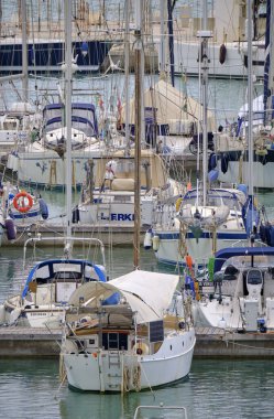 İtalya, Sicilya, Akdeniz, Marina di Ragusa (Ragusa Eyaleti); 18 Mayıs 2020, limanda yelkenli tekneleri - EDITORIAL