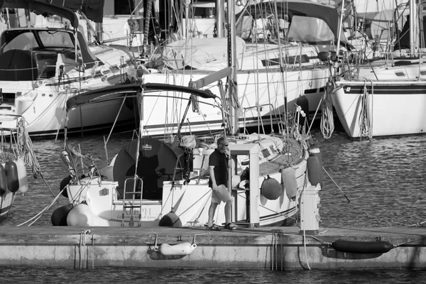 意大利 西西里 地中海 拉古萨港 拉古萨省 2020年5月19日 港口内的人员和豪华游艇 Editorial — 图库照片