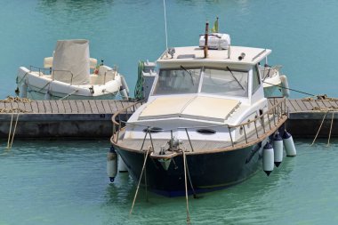 İtalya, Sicilya, Akdeniz, Marina di Ragusa (Ragusa ili); 21 Mayıs 2020, limandaki motorlu tekneler ve lüks yatlar - EDITORIAL