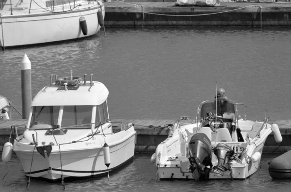 意大利 西西里 地中海 拉古萨海 拉古萨省 2020年5月21日 港口汽艇上的人 Editorial — 图库照片