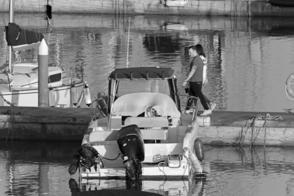 イタリア シチリア島 地中海 マリーナ ラグーザ ラグーザ州 2020年5月21日 日没時に港の人々と豪華ヨット Editorial — ストック写真