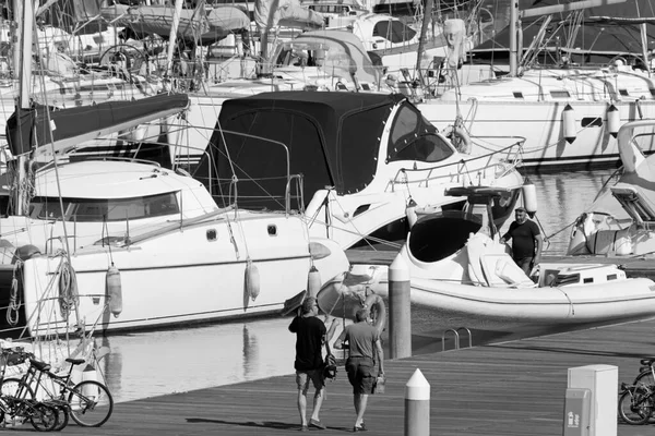 イタリア シチリア島 地中海 マリーナ ラグーザ ラグーザ州 5月2020 ポート内の人々と豪華ヨット Editorial — ストック写真