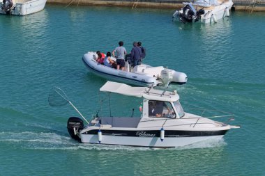 İtalya, Sicilya, Akdeniz, Marina di Ragusa (Ragusa Eyaleti); 22 Mayıs 2020, limandaki motorlu tekneler - EDITORIAL