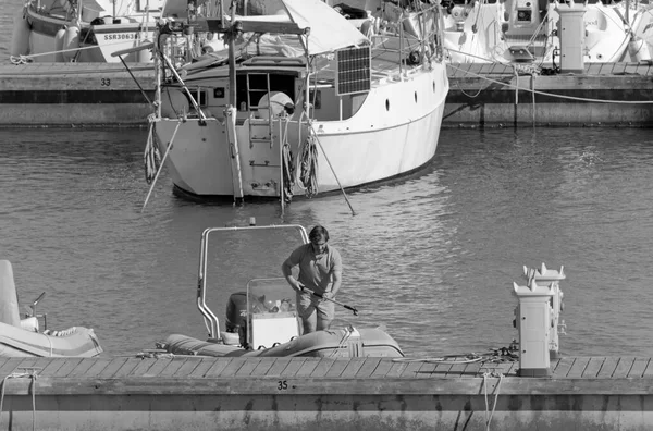 イタリア シチリア島 地中海 マリーナ ラグーザ ラグーザ州 5月2020 ポート内のゴムボートの上の男 Editorial — ストック写真