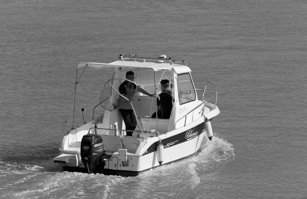 意大利 西西里 地中海 拉古萨海 拉古萨省 2020年5月22日 港口的一艘汽艇上的乘客 Editorial — 图库照片