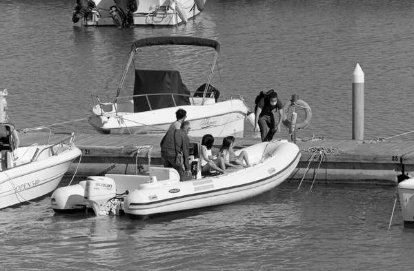 イタリア シチリア島 地中海 マリーナ ラグーザ ラグーザ州 5月2020 港のゴムボートに乗っている人々 Editorial — ストック写真