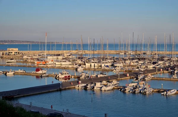 イタリア シチリア島 地中海 マリーナ ラグーザ 5月2020 日没時に港のモーターボートや豪華ヨット Editorial — ストック写真
