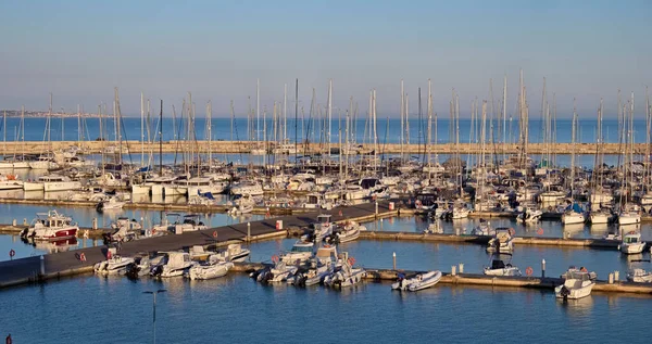 意大利 西西里 地中海 拉古萨码头 2020年5月22日 日落时港口的汽艇和豪华游艇 Editorial — 图库照片