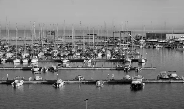 意大利 西西里 地中海 拉古萨码头 2020年5月22日 日落时港口的汽艇和豪华游艇 Editorial — 图库照片
