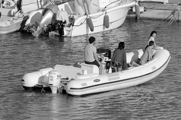 イタリア シチリア島 地中海 マリーナ ラグーザ ラグーザ州 5月2020 港のゴムボートに乗っている人々 Editorial — ストック写真