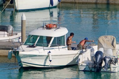 İtalya, Sicilya, Akdeniz, Marina di Ragusa (Ragusa Eyaleti); 23 Mayıs 2020, limandaki bir motorlu tekne - EDITORIAL