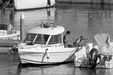 İtalya, Sicilya, Akdeniz, Marina di Ragusa (Ragusa Eyaleti); 23 Mayıs 2020, limandaki bir motorlu tekne - EDITORIAL