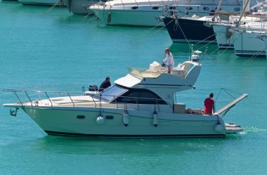 İtalya, Sicilya, Akdeniz, Marina di Ragusa (Ragusa Eyaleti); 24 Mayıs 2020, limanda lüks bir yatta insanlar - EDITORIAL