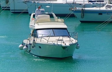 İtalya, Sicilya, Akdeniz, Marina di Ragusa (Ragusa Eyaleti); 24 Mayıs 2020, limanda lüks bir yatta insanlar - EDITORIAL