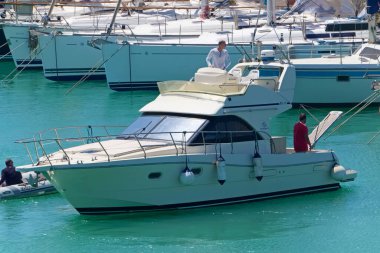 İtalya, Sicilya, Akdeniz, Marina di Ragusa (Ragusa Eyaleti); 24 Mayıs 2020, limanda lüks bir yatta insanlar - EDITORIAL