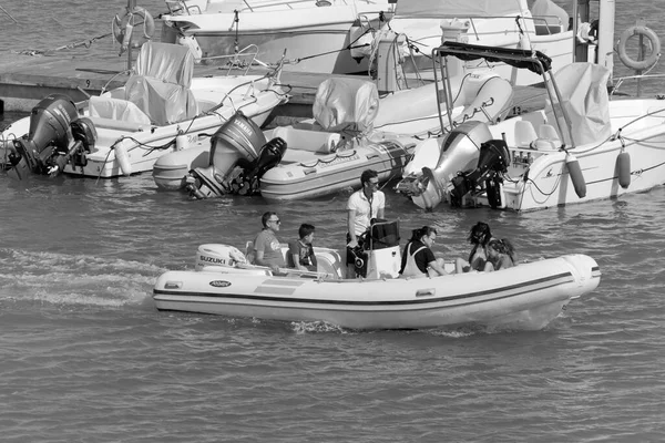 イタリア シチリア島 地中海 マリーナ ラグーザ ラグーザ州 2020年5月24日 港のゴムボートに乗っている人々 Editorial — ストック写真