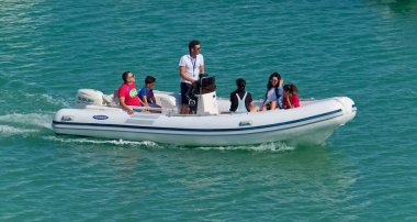 İtalya, Sicilya, Akdeniz, Marina di Ragusa (Ragusa Eyaleti); 24 Mayıs 2020, limandaki kauçuk bir teknede insanlar - EDITORIAL