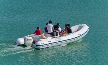 İtalya, Sicilya, Akdeniz, Marina di Ragusa (Ragusa Eyaleti); 24 Mayıs 2020, limandaki kauçuk bir teknede insanlar - EDITORIAL