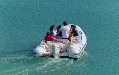 İtalya, Sicilya, Akdeniz, Marina di Ragusa (Ragusa Eyaleti); 24 Mayıs 2020, limandaki kauçuk bir teknede insanlar - EDITORIAL