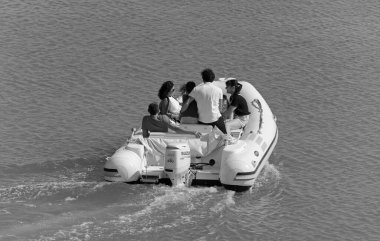 İtalya, Sicilya, Akdeniz, Marina di Ragusa (Ragusa Eyaleti); 24 Mayıs 2020, limandaki kauçuk bir teknede insanlar - EDITORIAL