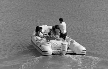 İtalya, Sicilya, Akdeniz, Marina di Ragusa (Ragusa Eyaleti); 24 Mayıs 2020, limandaki kauçuk bir teknede insanlar - EDITORIAL