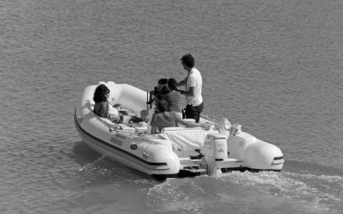 İtalya, Sicilya, Akdeniz, Marina di Ragusa (Ragusa Eyaleti); 24 Mayıs 2020, limandaki kauçuk bir teknede insanlar - EDITORIAL