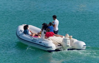 İtalya, Sicilya, Akdeniz, Marina di Ragusa (Ragusa Eyaleti); 24 Mayıs 2020, limandaki kauçuk bir teknede insanlar - EDITORIAL