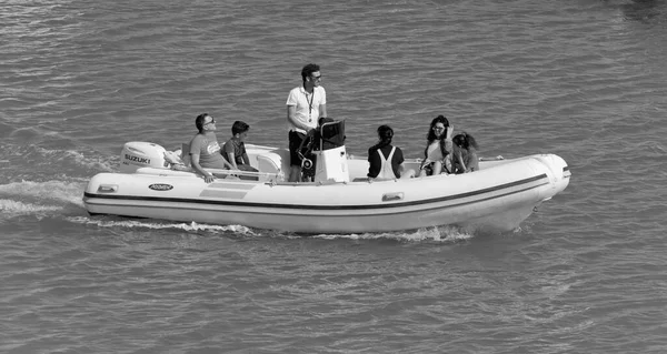 イタリア シチリア島 地中海 マリーナ ラグーザ ラグーザ州 2020年5月24日 港のゴムボートに乗っている人々 Editorial — ストック写真