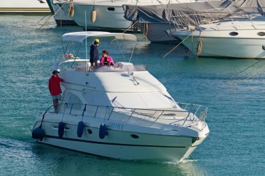 İtalya, Sicilya, Akdeniz, Marina di Ragusa (Ragusa Eyaleti); 24 Mayıs 2020, limanda lüks bir yatta insanlar - EDITORIAL