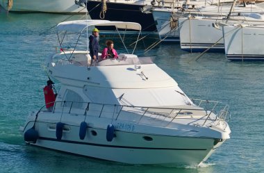 İtalya, Sicilya, Akdeniz, Marina di Ragusa (Ragusa Eyaleti); 24 Mayıs 2020, limanda lüks bir yatta insanlar - EDITORIAL