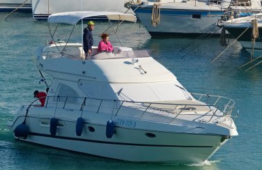 İtalya, Sicilya, Akdeniz, Marina di Ragusa (Ragusa Eyaleti); 24 Mayıs 2020, limanda lüks bir yatta insanlar - EDITORIAL