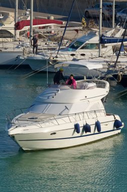 İtalya, Sicilya, Akdeniz, Marina di Ragusa (Ragusa Eyaleti); 24 Mayıs 2020, limanda lüks bir yatta insanlar - EDITORIAL