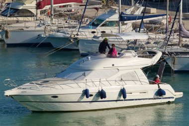 İtalya, Sicilya, Akdeniz, Marina di Ragusa (Ragusa Eyaleti); 24 Mayıs 2020, limanda lüks bir yatta insanlar - EDITORIAL