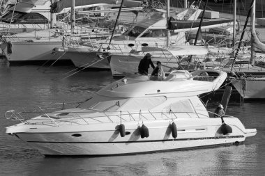 İtalya, Sicilya, Akdeniz, Marina di Ragusa (Ragusa Eyaleti); 24 Mayıs 2020, limanda lüks bir yatta insanlar - EDITORIAL