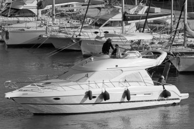 İtalya, Sicilya, Akdeniz, Marina di Ragusa (Ragusa Eyaleti); 24 Mayıs 2020, limanda lüks bir yatta insanlar - EDITORIAL