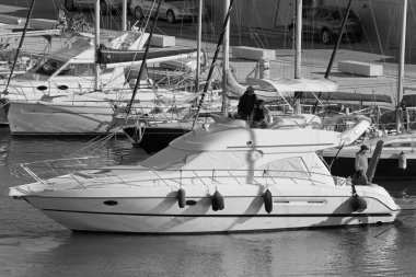 İtalya, Sicilya, Akdeniz, Marina di Ragusa (Ragusa Eyaleti); 24 Mayıs 2020, limanda lüks bir yatta insanlar - EDITORIAL