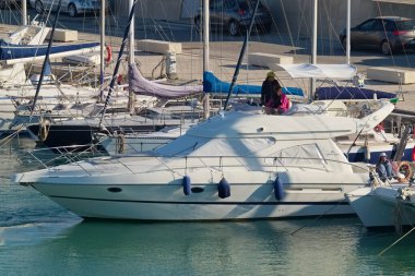 İtalya, Sicilya, Akdeniz, Marina di Ragusa (Ragusa Eyaleti); 24 Mayıs 2020, limanda lüks bir yatta insanlar - EDITORIAL