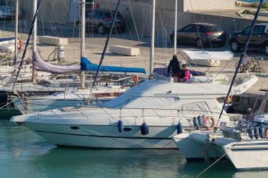 İtalya, Sicilya, Akdeniz, Marina di Ragusa (Ragusa Eyaleti); 24 Mayıs 2020, limanda lüks bir yatta insanlar - EDITORIAL